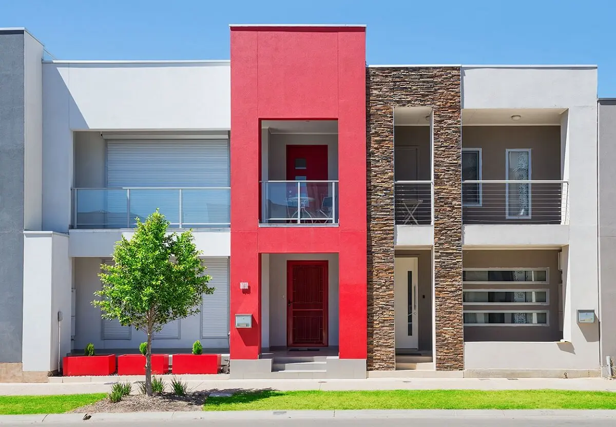 Fachada-de-casa-vermelha-e-branca-com-revestimento-de-pedra-Foto-ConstruindoDECOR